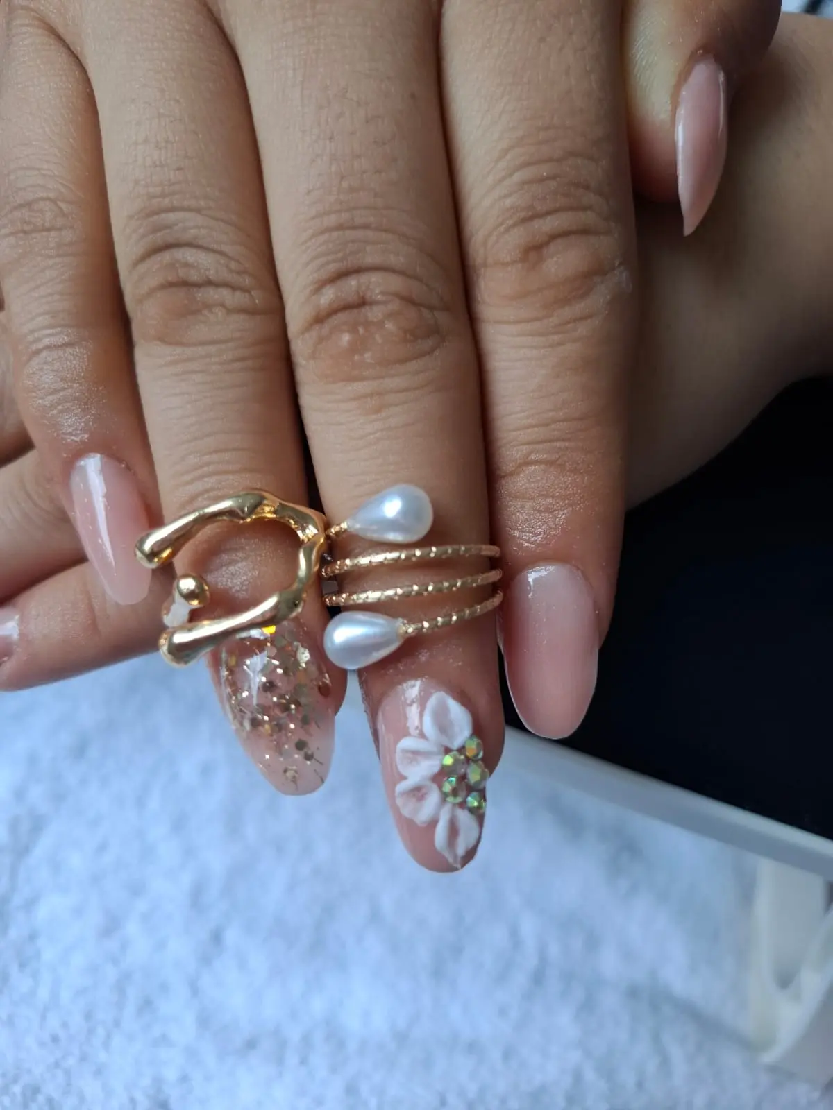 Elegante manicura francesa con una fina línea dorada en la punta