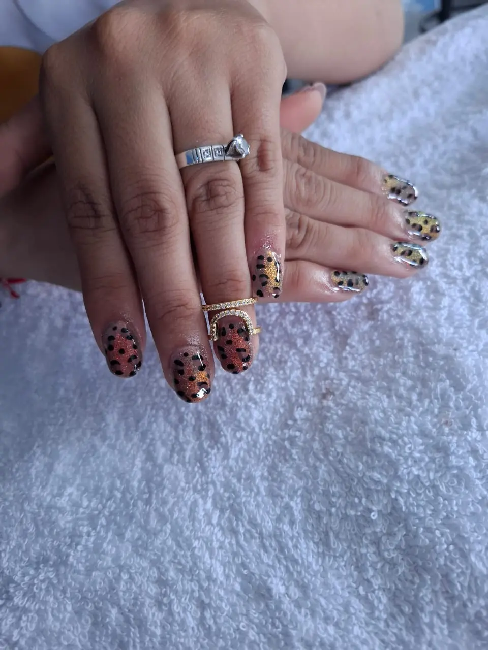 Manicura con un moderno y audaz estampado de leopardo