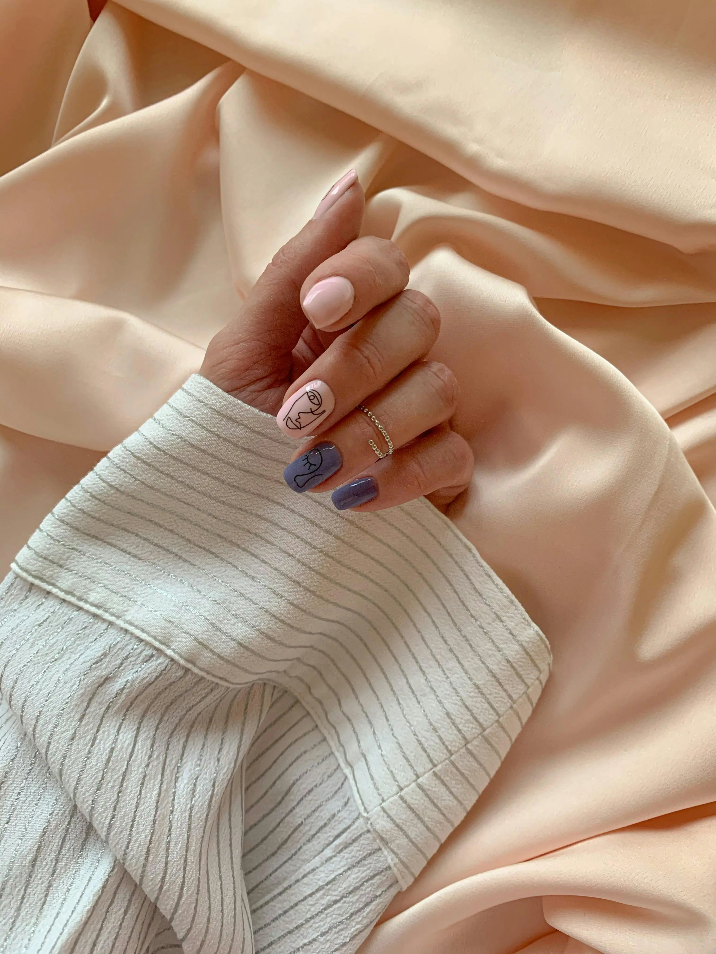 Mano elegante con uñas de gel en tonos nude